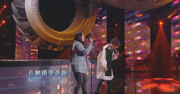 不过,就算耳返掉落,薛之谦稳定音色没有丝毫影响,业务能力太强悍了.