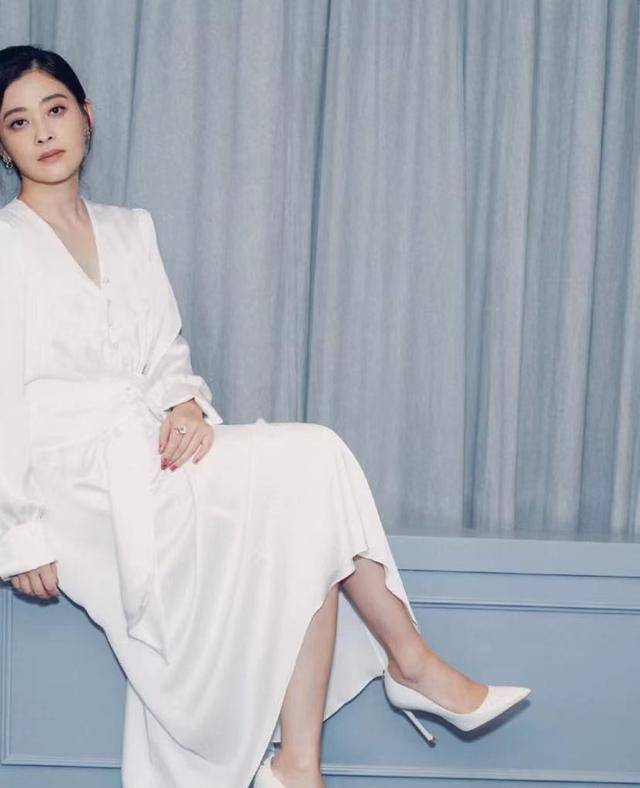 梅婷将v领连衣裙穿火了时尚优雅年龄再大也能穿出少女感