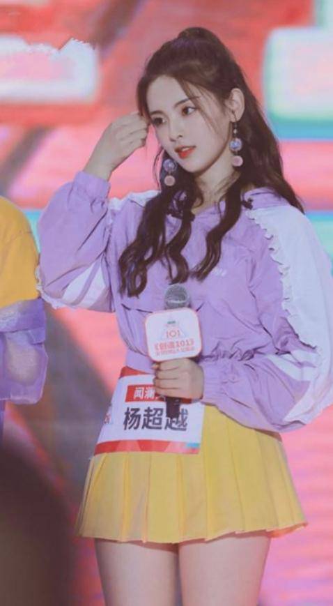 但当杨超越把身世透露出来,在舞台上一哭,结果不到一个月的时间