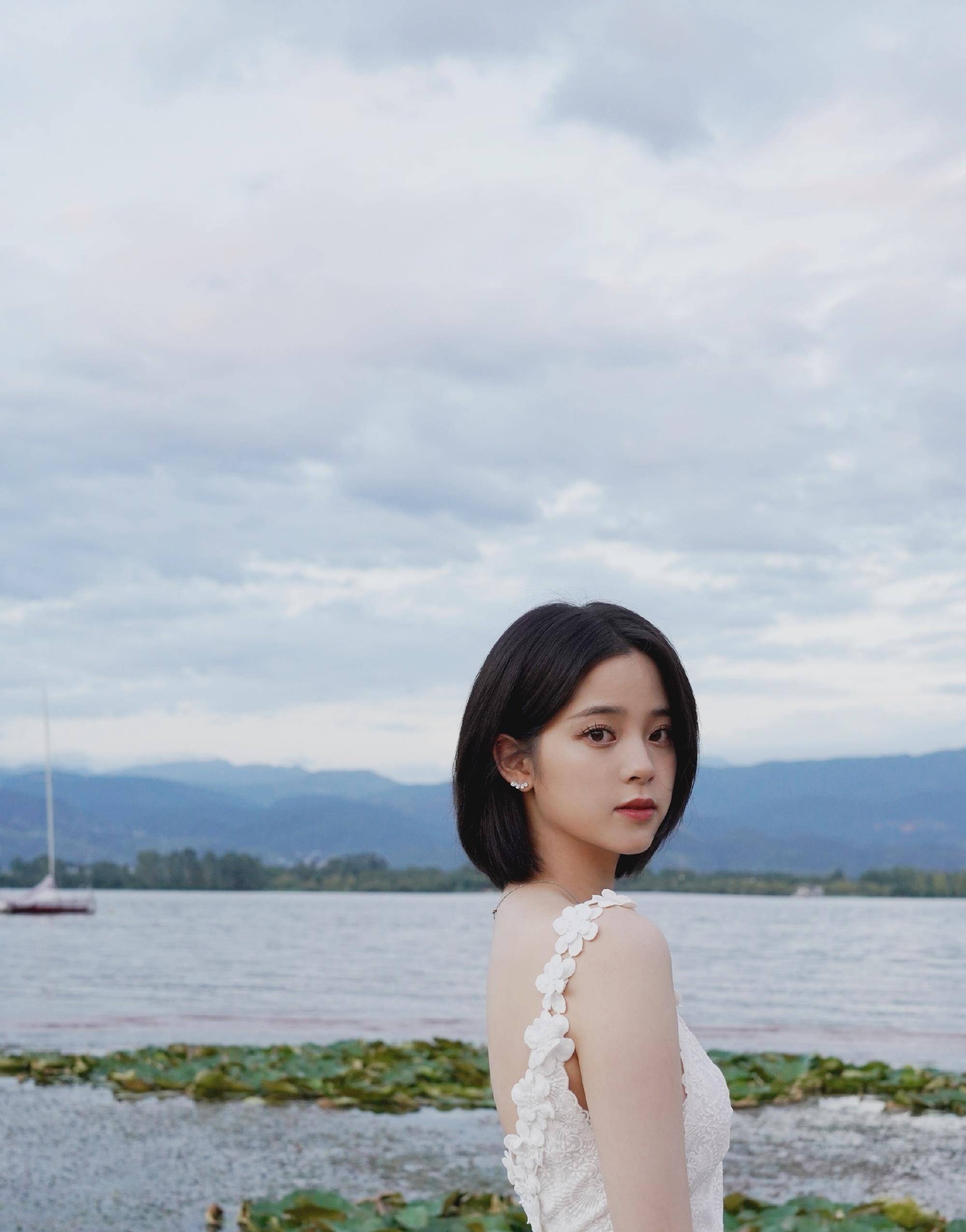 欧阳娜娜参加活动颜值拉满疑似减肥成功耳朵上的耳饰又成网友热议话题