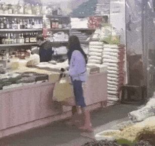 原创张柏芝买菜不会手机支付,袁姗姗两年前才学会,不差钱还是落伍?