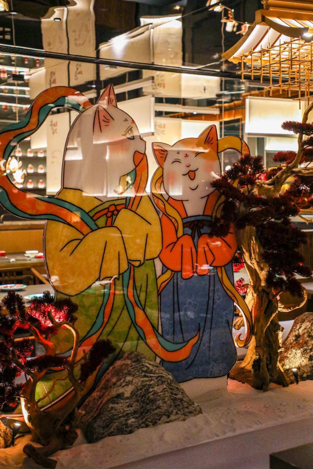 步入唐猫庭院的店内,让人置身在古长安街一般.