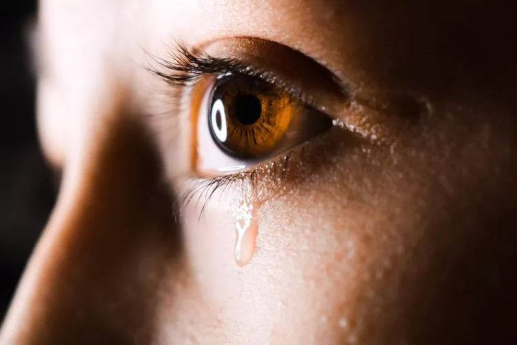 眼睛流泪看不清楚是什么原因?上海眼科医生提醒:这些疾病要重视!