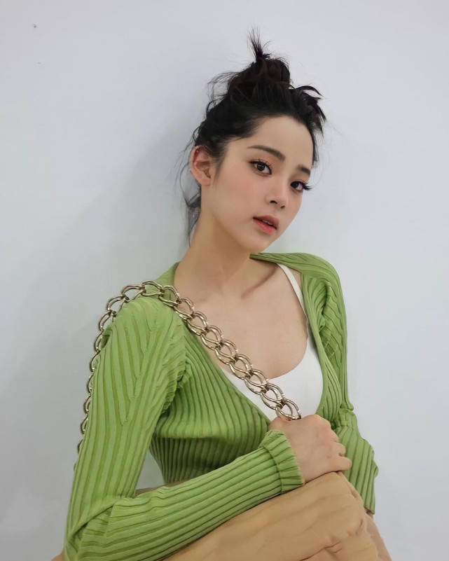 江苏五龙——欧阳娜娜这次换风格了,黑色紧身吊带裙,性感又妩媚!