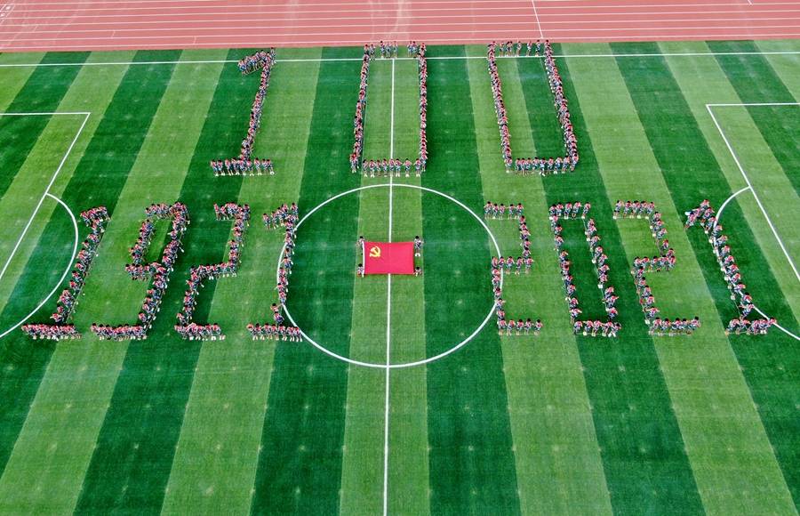 航拍江西省上饶市铅山县河口五小学生在操场摆"100"字造型,庆祝中国