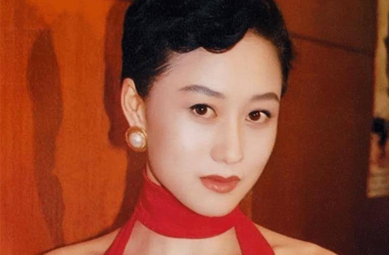 原创李连杰86岁岳父罕露面,五官跟利智太相似,低调演戏不提女儿女婿