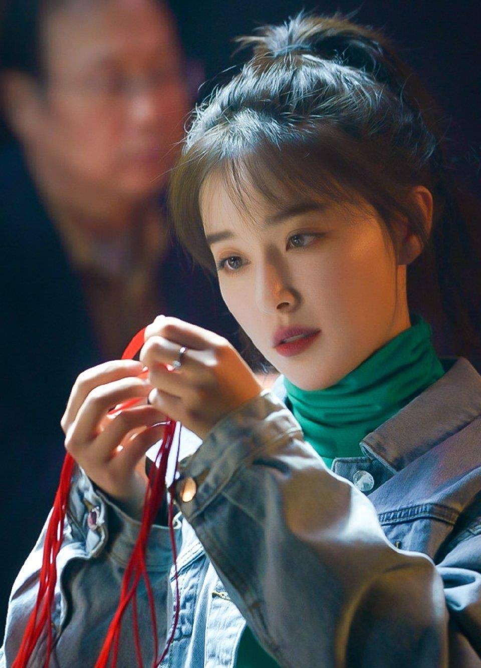 原创阚清子新剧杀青,搭档韩东君出演女工人,合照旁边的女二比下去了