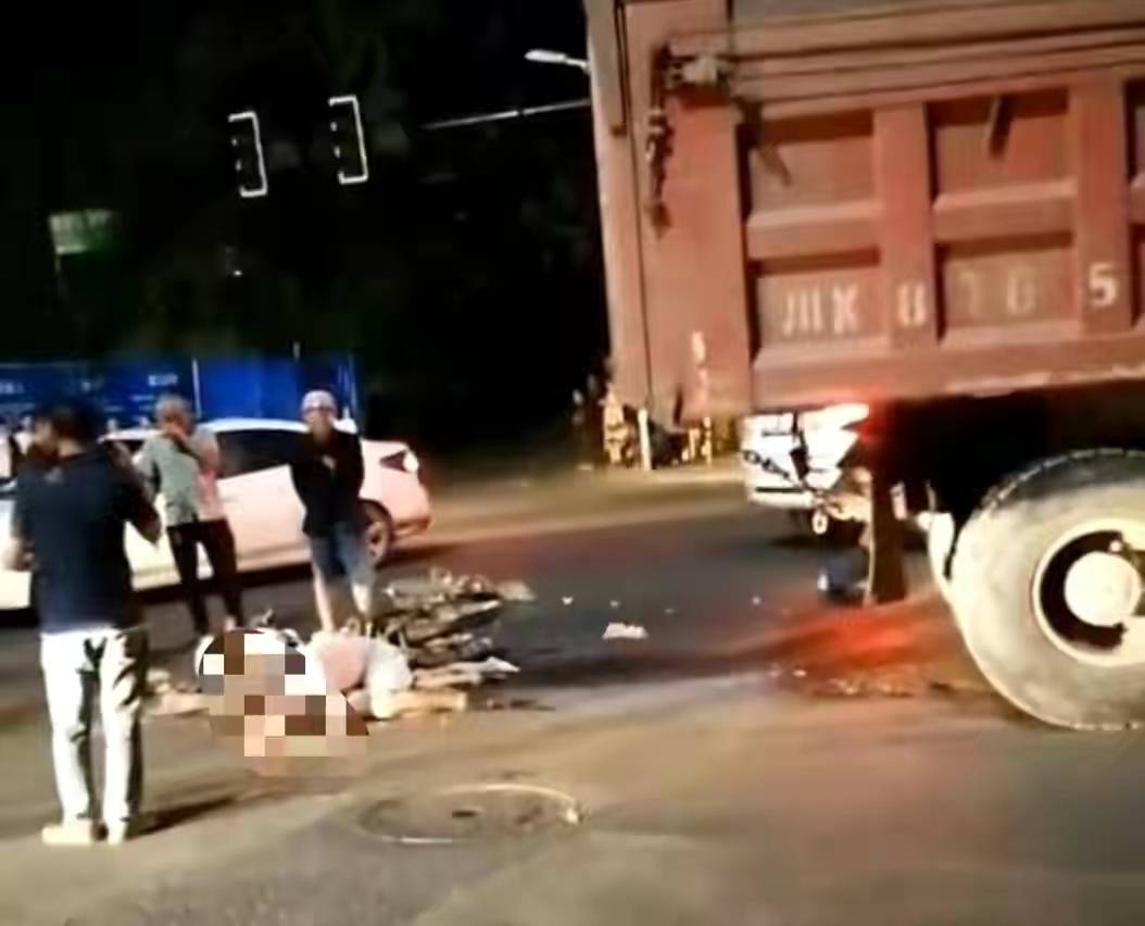 原创四川内江发生惨烈交通事故,一摩托车与大货车相撞,结果2死1伤