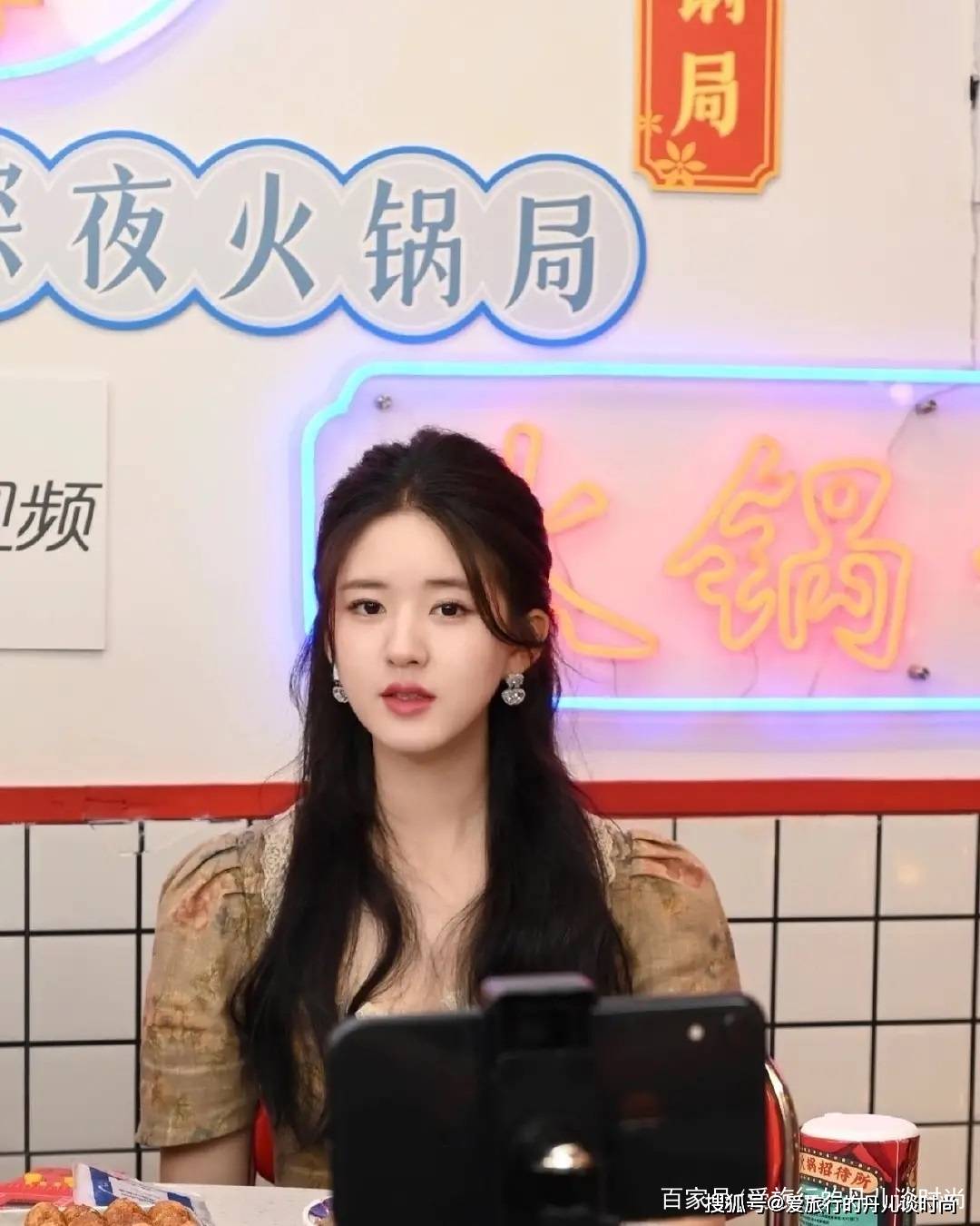 赵露思身穿印花短衬衫,宫廷风满满搭配牛仔喇叭裤,小