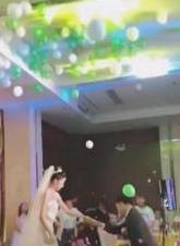 原创婚礼现场,"绿气球"固执停在新郎头上,气球:我好像明白了什么