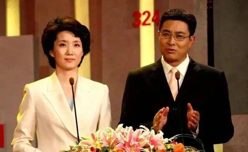原创58岁央视主播李修平罕见露面,不惧素颜衣着简朴,台上台下差距大