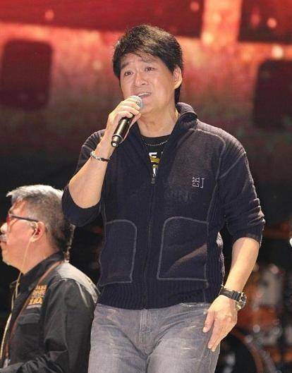 原创周华健妻子近照似70岁老太,他34年不离不弃,美国老婆有何魅力?