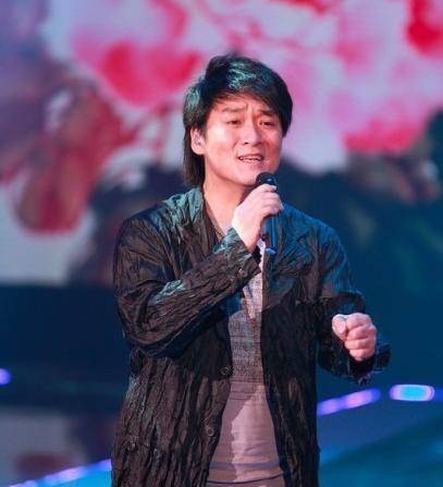原创周华健妻子近照似70岁老太,他34年不离不弃,美国老婆有何魅力?