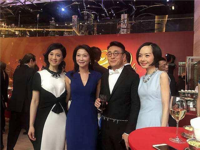 在凤凰卫视的一档综艺节目上,窦文涛这老哥当场自曝与陈鲁豫,许戈辉