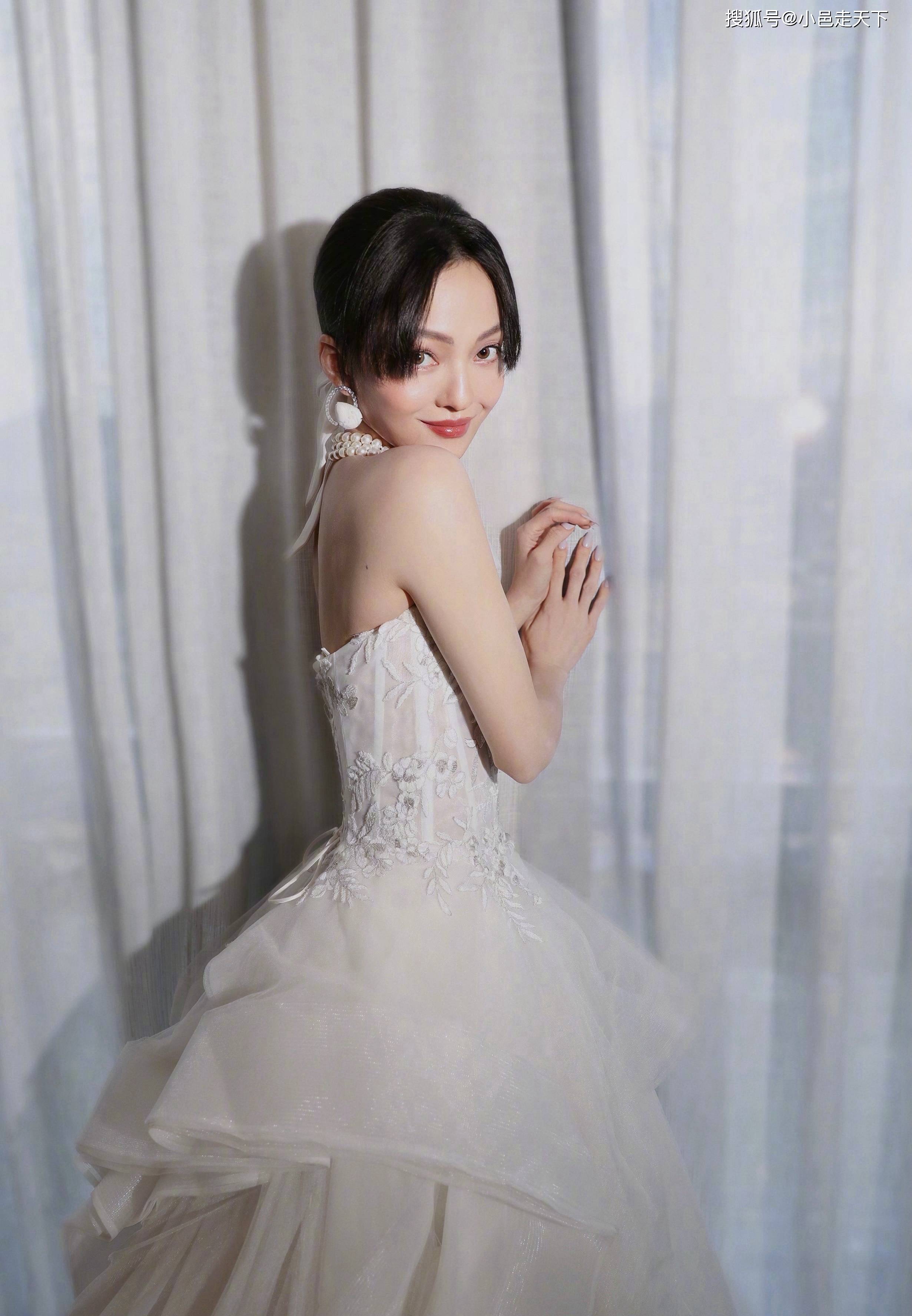 张韶涵白色礼服甜美笑容写真