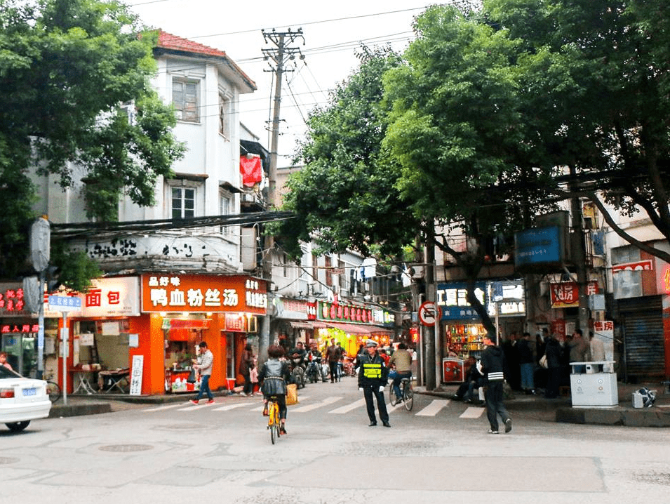人们遂叫这条小街为花楼街这条老街就是著名的花楼街,位于武汉汉口,整