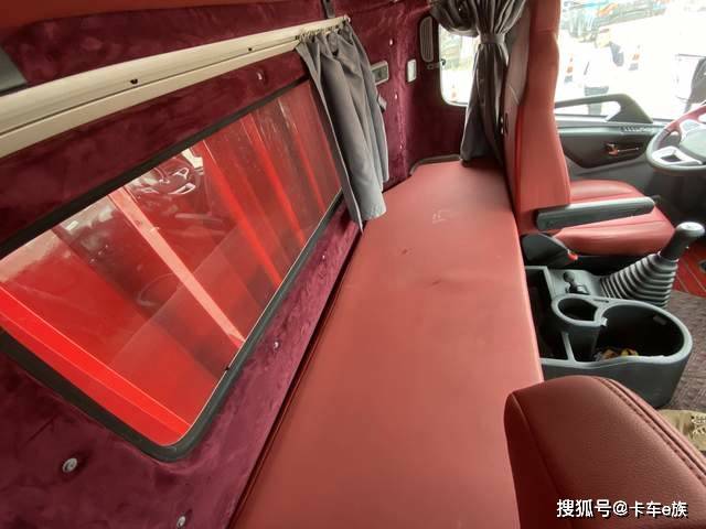 龙擎国六动力 超高顶双卧驾驶室 东风天锦kr plus内饰
