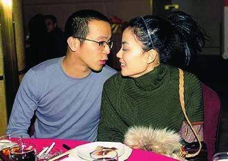 王菲身价过亿,但喜欢抽烟,打麻将,不过手气一直不好.