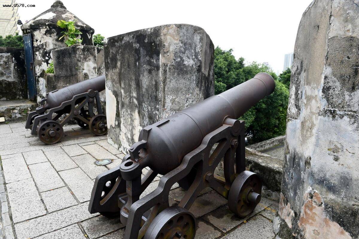 红夷大炮明代土炮因此,虽然清军总的火炮数量不如明军,但是清军的重型