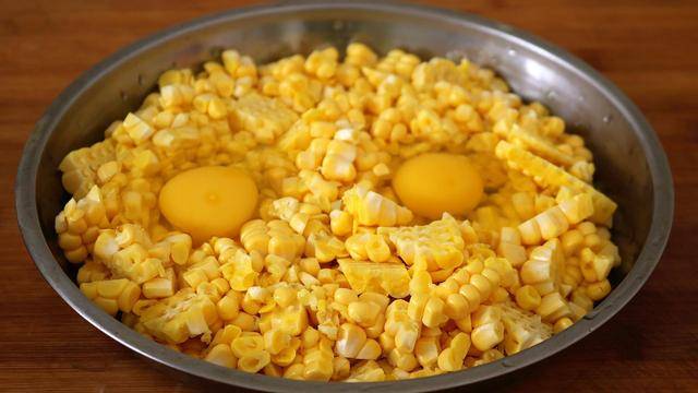 【玉米鸡蛋发糕】【制作食材】玉米,鸡蛋,白糖,酵母粉,面粉,黑芝麻