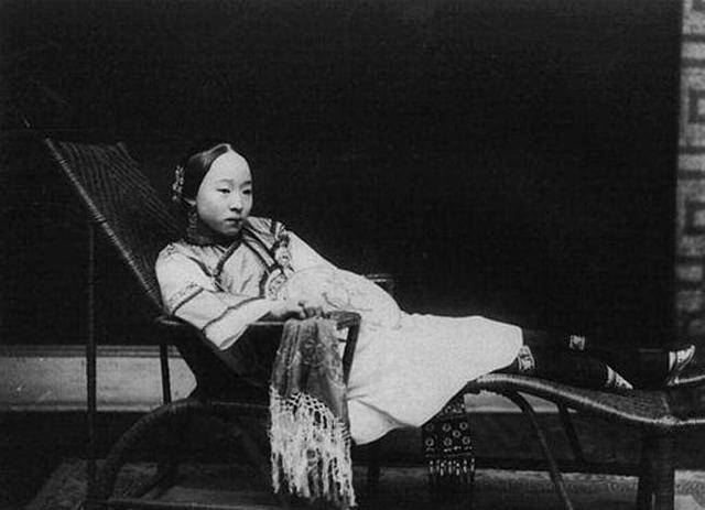 为什么要缠足?这个过程开始于把脚浸入热水或和草药的混合的药水当中.