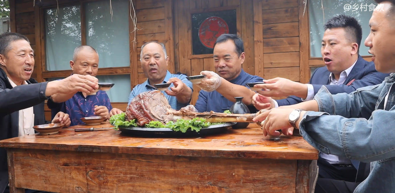 儿子当导演兼摄影师,父亲当主角,"乡村食叔"让他们年入500万