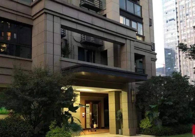 2米的楼栋入户门了解下!温州一新盘交付上演买家卖家秀
