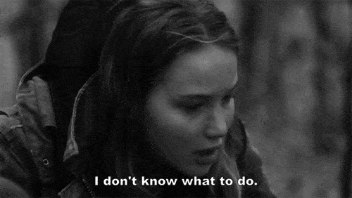 这小伙都不知道自己 该直接走向前拿条面包还是就这样 远离他们呢.