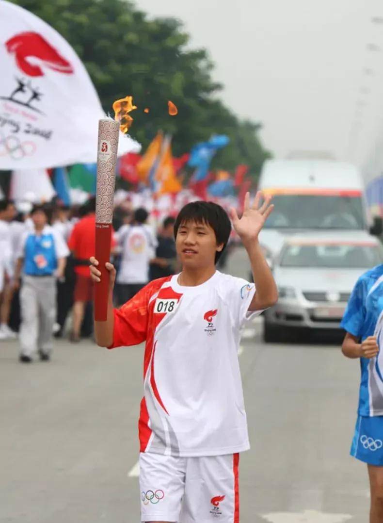 他甚至成为了08年奥运会的火炬手,他高举火炬,穿过成都街头,骄傲地向
