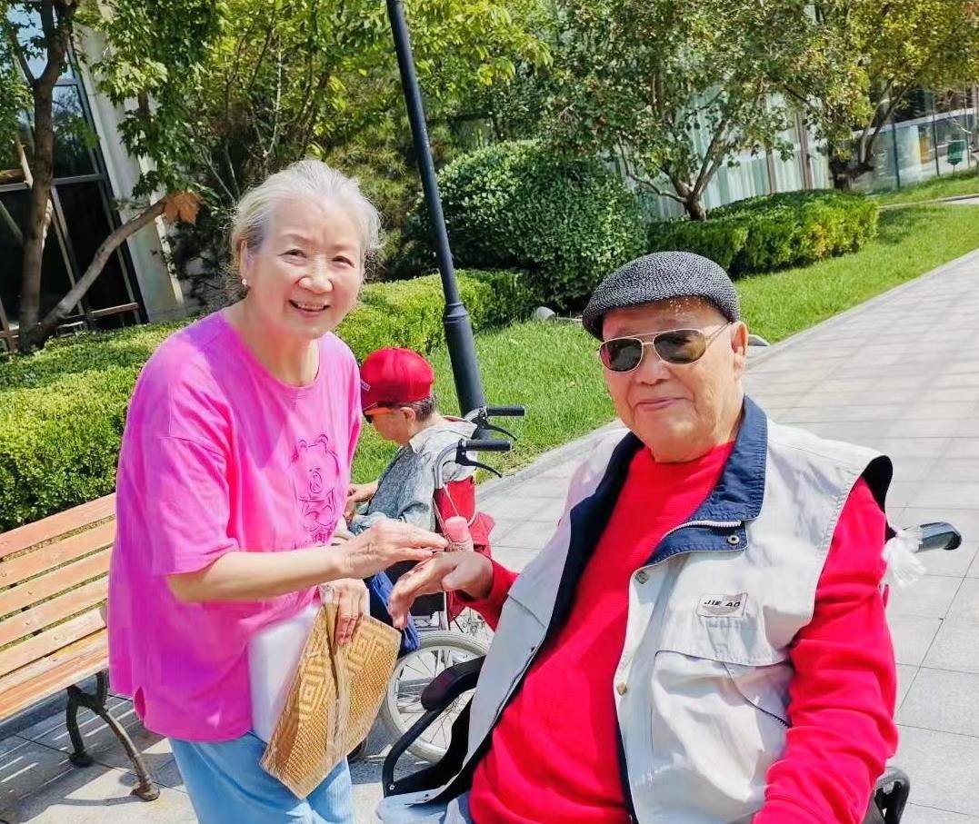 90多岁"影坛伉俪"于洋,杨静近照,喜迎中秋佳节,尽享朗