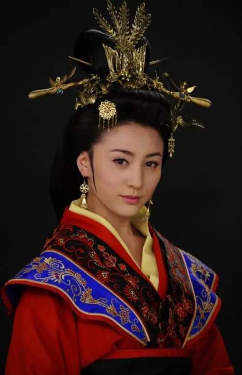 如今69岁的尤小刚依旧作品不断,周庭伊也在娱乐圈开始风生水起,逐渐