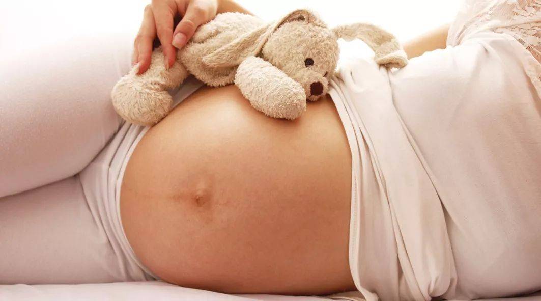 孕晚期这两种睡姿不可取,既容易导致孕妇抽筋,还会影响胎儿发育