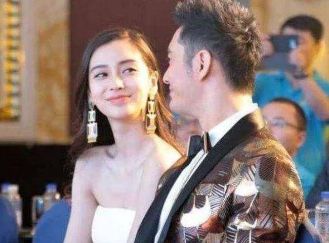 黄晓明一家三口同框,夫妻合体显恩爱,小海绵乖巧地让