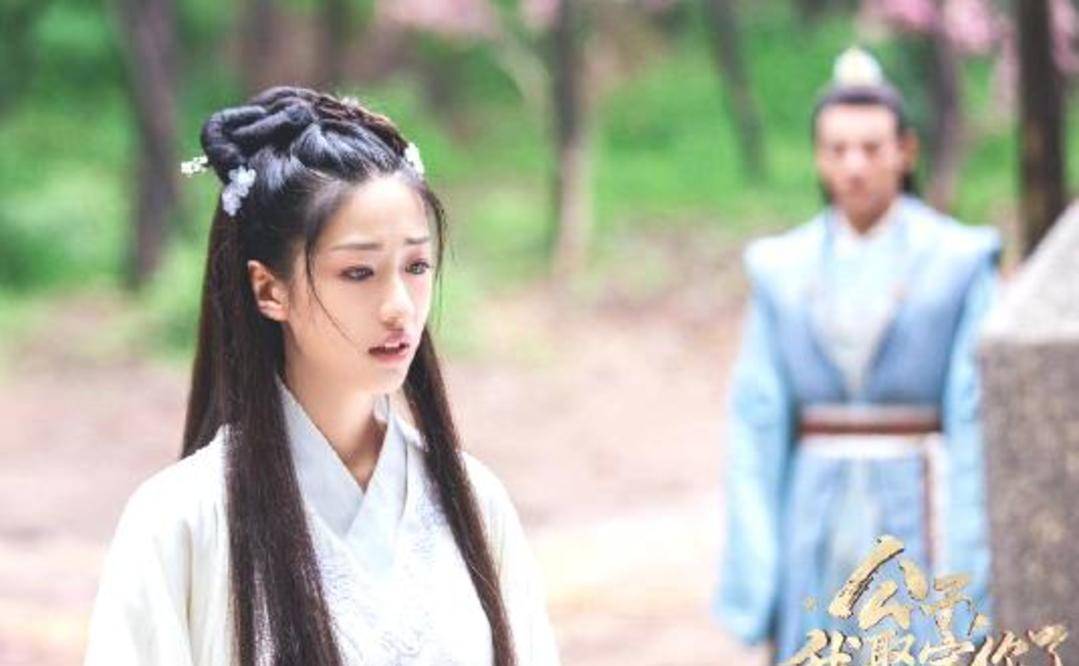 现代装靓丽,向涵之的古装扮相也特别养眼,不仅模样清新大方,而且眉眼