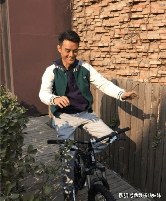 晒晒王凯住的豪宅,全屋装了现代简约风格,墙上贴的太