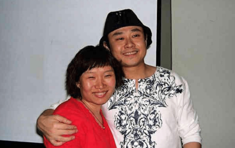 朱梅与刀郎 但为了生活,刀郎改变了不少,他开始活在了现实里.