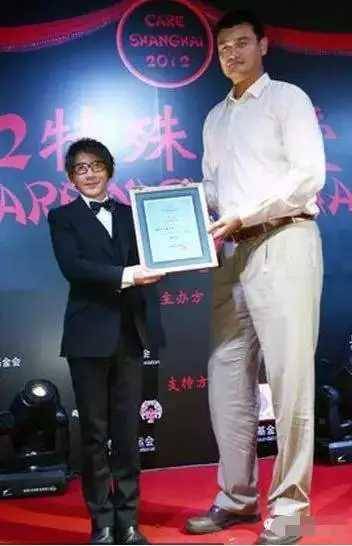 成龙身高不够,板凳来凑.