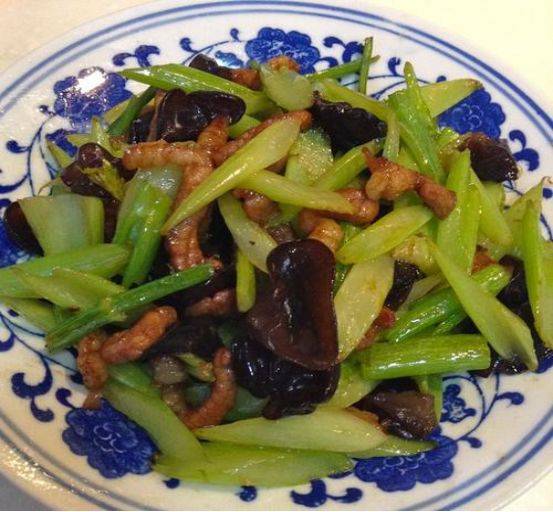 芹菜炒肉丝,泡椒猪手,番茄牛尾汤,草堂八素的做法