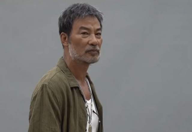 原创66岁任达华为拍新戏太拼瘦骨嶙峋肌肉全无烫胡子疼到龇牙咧嘴