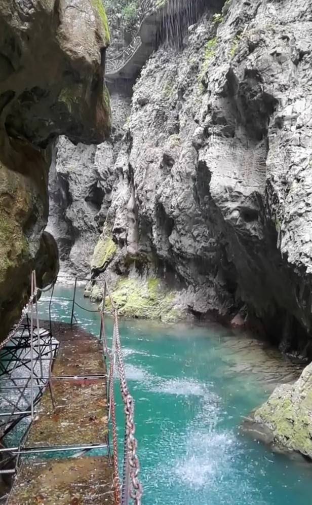 实拍风景如画的铜仁大峡谷