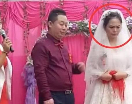 网上爆出一组婚礼图片走红,新娘全程哭丧脸,网友:钱没