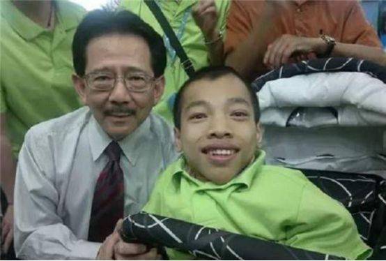 李创利身高不到1米的轮椅总裁赚3亿后娶美女秘书生下一子