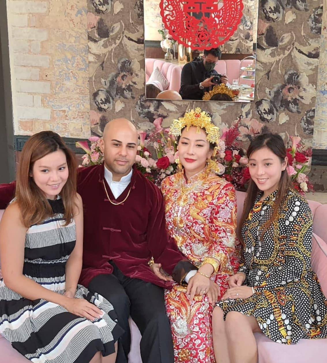 原创文雪儿一家四口出席婚礼,俩女儿美貌出众,学霸长女已出道当艺人