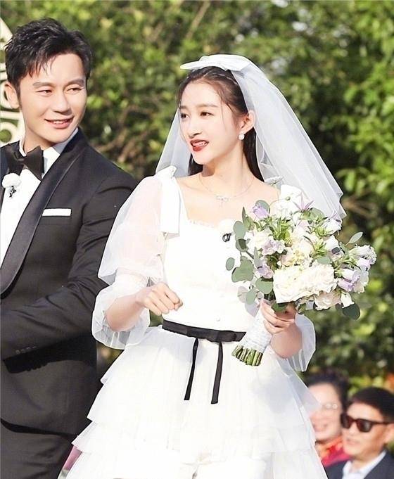 如今现在又有很多人期待,鹿晗和关晓彤结婚了.