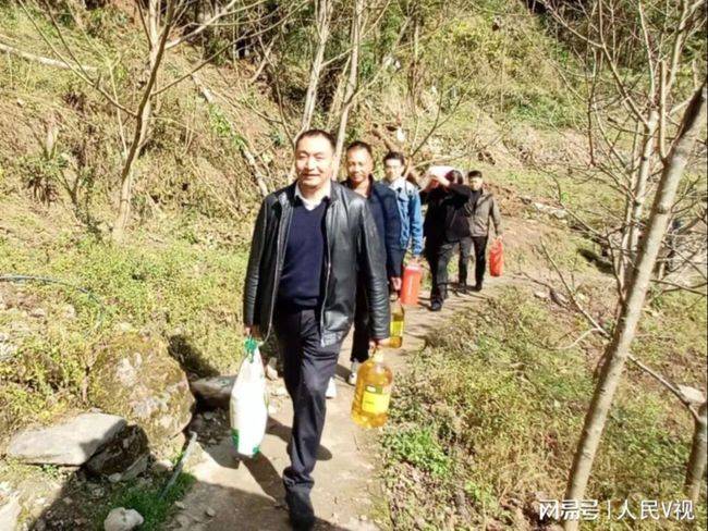 我为群众办实事 | 陕西安康:平利县八仙镇当地企业家为困难户献爱心