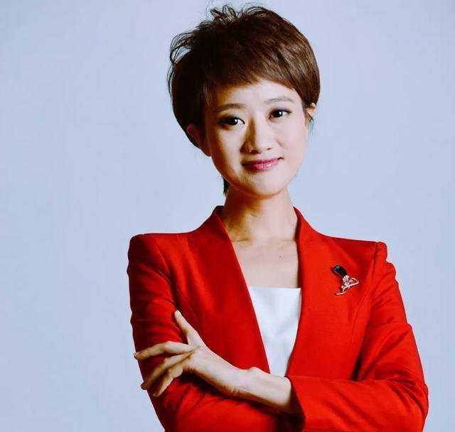 这档新闻末班车的出镜主播秦晓莹,毕业于临沂大学播