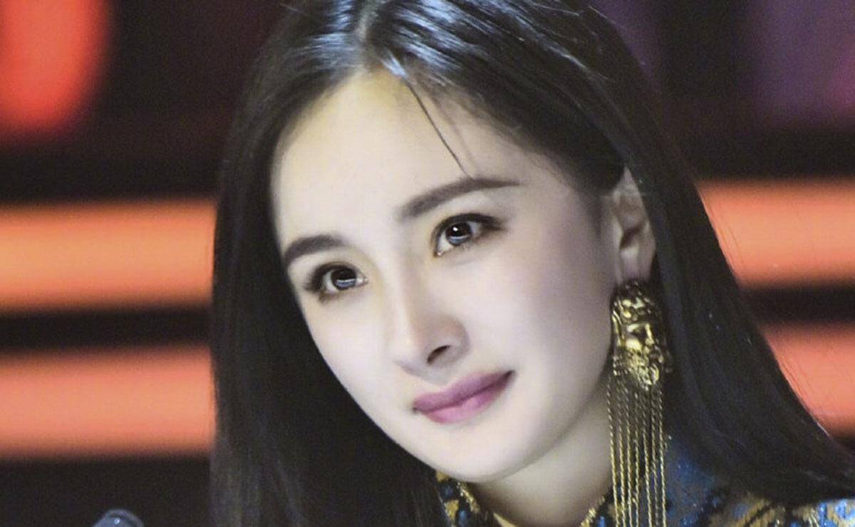 杨幂脸真崩?精修图难掩皱纹鼻孔外翻,粉丝斥工作室p图