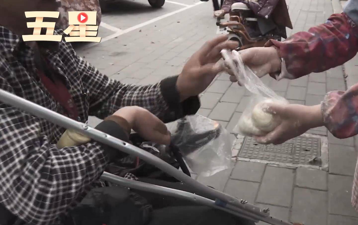 湖北一残疾人买包子被免单感动落泪,医生说我有肺癌