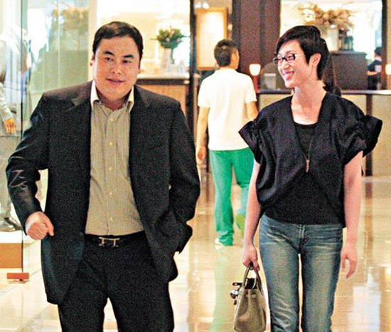 如今55岁的陈法蓉依旧在拍戏,依旧未婚.