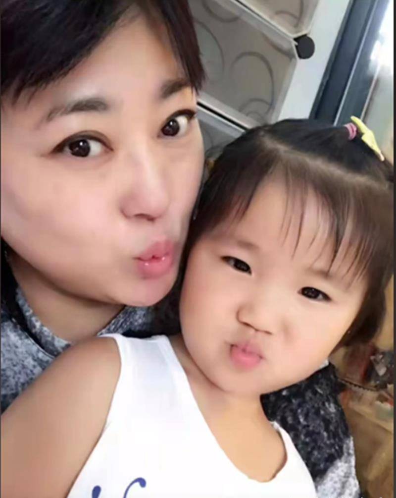 李菁菁90后老公晒三子女!孩子模样可爱黏着妈,一家五口相处温馨_刘振